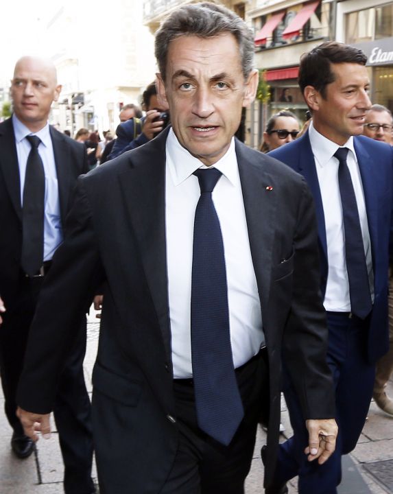 Nicolas Sarkozy muscle sa droite à Nice