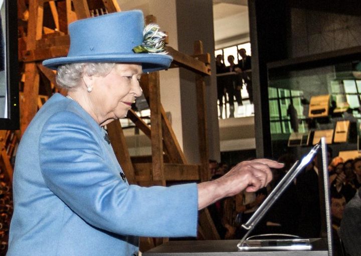 La reine Elizabeth II envoie son premier tweet